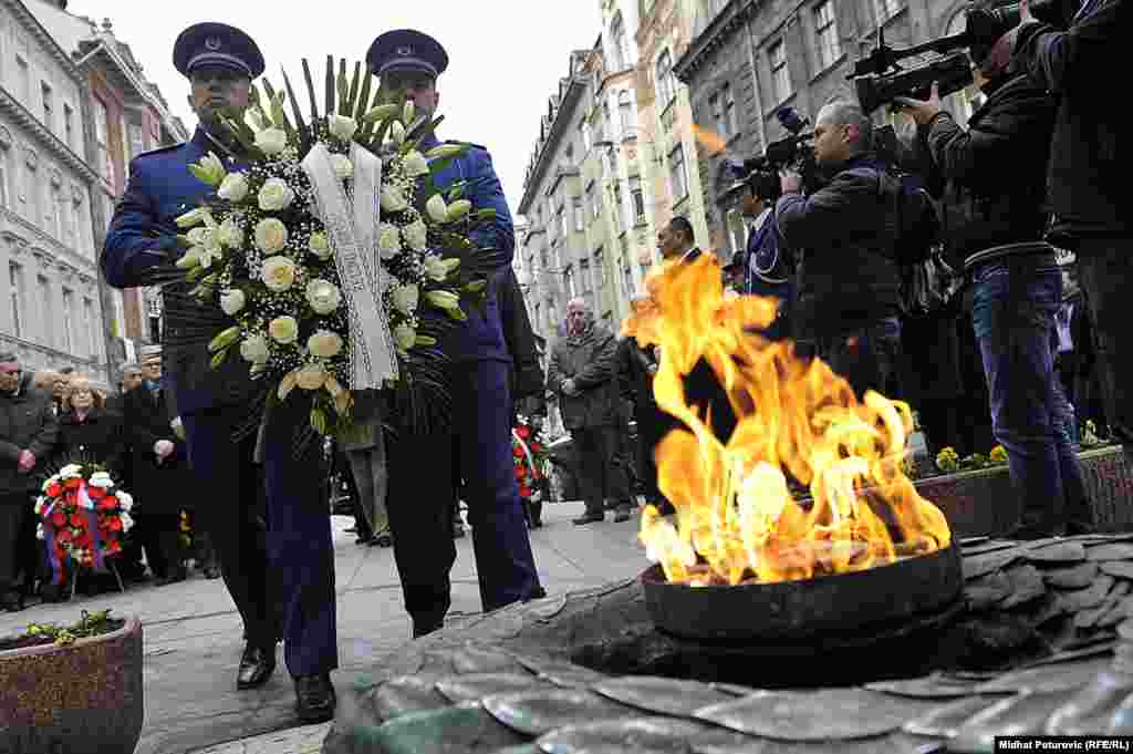 Polaganje cvijeća na spomen-obilježje "Vječna vatra"