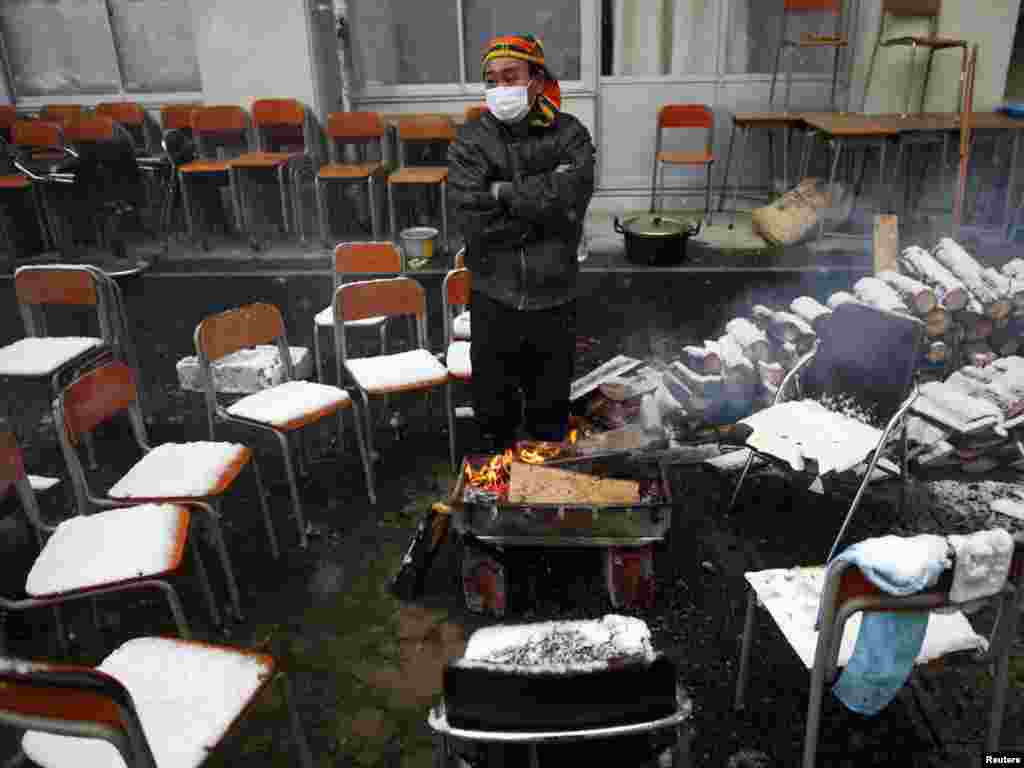 Preživeli se greje u centru za evakuaciju, Otsuchi, 16. mart 2011.
