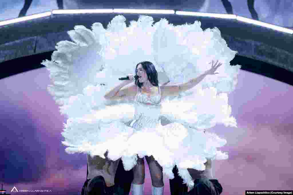 Ona u izjavama često spominje Kosovo i svoje porijeklo.