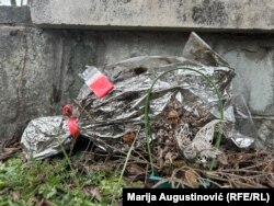 Buket ispred spomenika u memorijalnom kompleksu, 30. januar 2025.