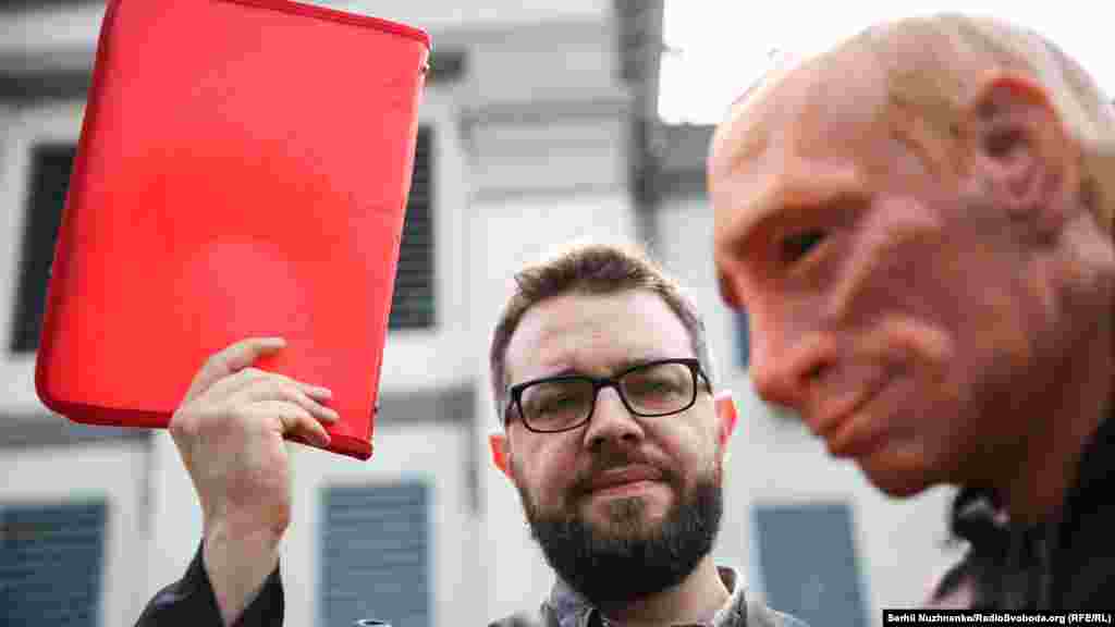 Путіну показали «червону картку»