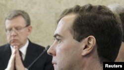Міністр фінансів Олексій Кудрін (л) і президент Росії Дмитро Медведєв (п), Димитровград, 26 вересня 2011 року