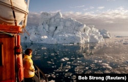 ტურისტი აღფრთოვანებულია დისკოს ყურის ყინულოვანი ზღვის პეიზაჟით, გრენლანდია, 2007 წლის მაისი