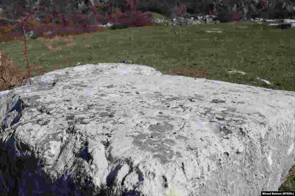 Na stećcima na platou Podveležja uglavnom nema nikakvih motiva; na fotografiji jedan od stećaka u nekropoli kod sela Dobrč. 