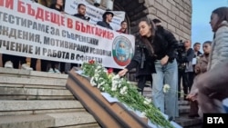 Младите лекари, които излязоха в сряда на пореден протест с искане за достойно заплащане, поставиха ковчег на стълбите на Партийния дом на БКП, където днес се помещава Народното събрание.