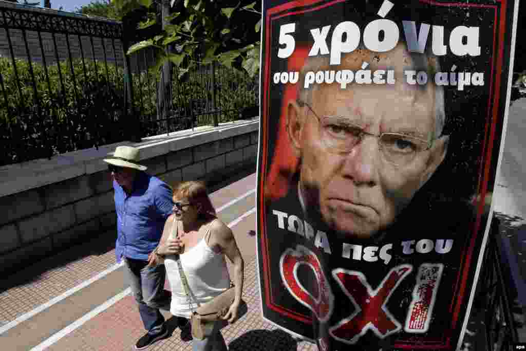 Плакат кампании "НЕТ" с изображением министра финансов Германии Вольфганга Шойбле и надписью "Он пять лет сосал вашу кровь, теперь скажите ему НЕТ". Афины, 5 июля  