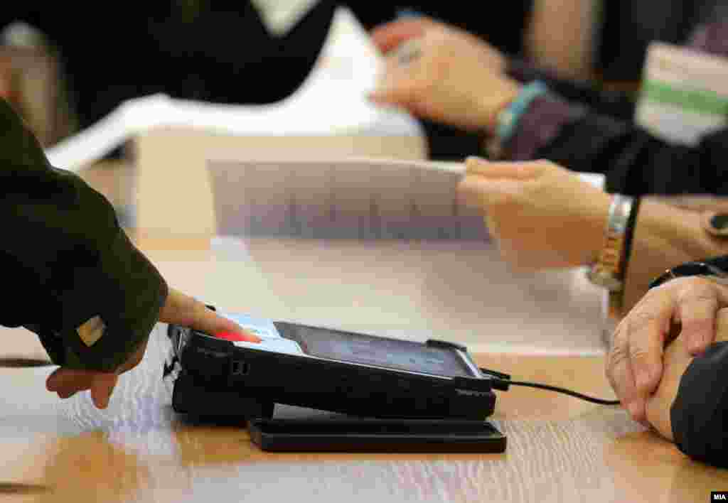 Davanje otisaka pred glasanje na jednom od biračkih mjesta, 2. novembar 2025.Drugi krug izbora se održava u slučaju da nijedan kandidat ne osvoji 50 posto plus jedan glas od ukupnog broja glasova.