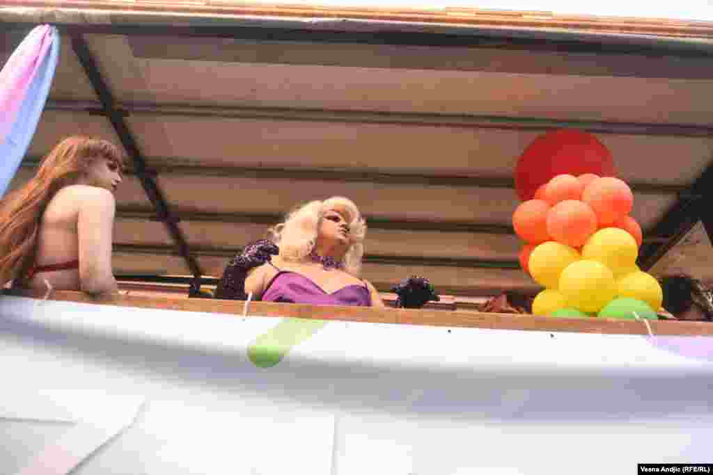 Učesnici i učesnice Prajda traže i izvinjenje svim građanima Srbije koji su pre 1994. godine bili sudski i na druge načine progonjeni zbog svoje seksualne orijentacije i rodnog identiteta, a jedan od zahteva je obrazovanje i edukacija mladih o seksualnoj orijentaciji i rodnom identitetu.