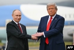 Дональд Трамп встречает Владимира Путина на военно-воздушной базе в Анкоридже