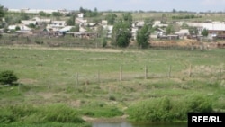 На границе Казахстана и России. Вид на речку Уй и российский пригородный поселок "Плодопитомник". Июнь 2009 года.