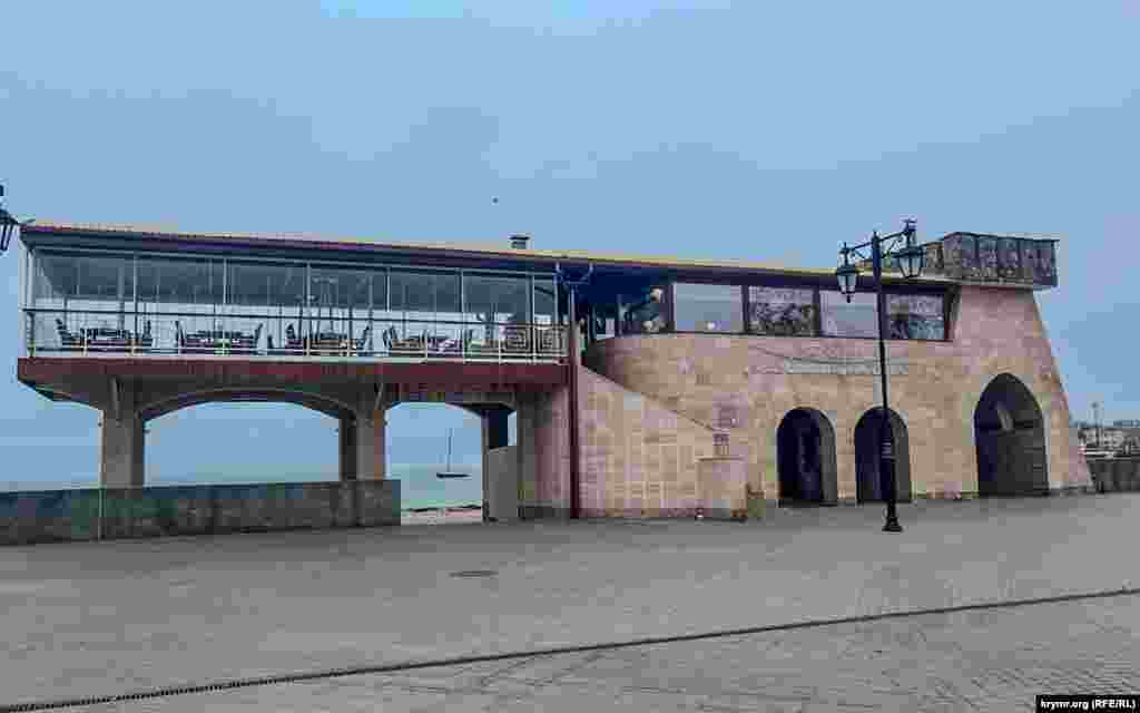 Перед обедом в кафе «На семи ветрах» близ морского вокзала совсем не видно посетителей