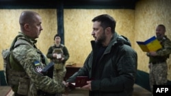 Владимир Зеленский награждает украинских военнослужащих