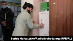 Надежда Петрова пытается открыть сейф