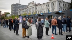 Glasači u redu na biračkom mestu tokom predsedničkih izbora u Viljnusu, u Litvaniji, u četvrtak, 9. maja 2024. Prvi krug predsedničkih izbora u Litvaniji održava se 12. maja.