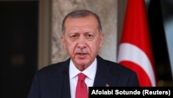 "Pažljivo pratimo razvoj događaja u vezi sa Švedskom i Finskom, ali nismo pozitivnog mišljenja", rekao je novinarima 13. maja predsednik Turske Redžep Tajip Erdogan.