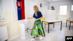 U Portugalu i Slovačkoj, krajnja desnica je značajno povećala svoj udeo glasova na nedavnim nacionalnim izborima. Fotografija: glasanje u drugom krugu predsedničkih izbora u Slovačkoj, Rovinka, april 2024.