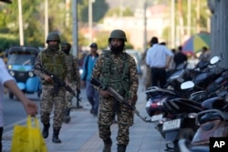 Индийские военнослужащие патрулируют улицы города Сринагар в контролируемой Индией части Кашмира. 29 апреля 2025 года