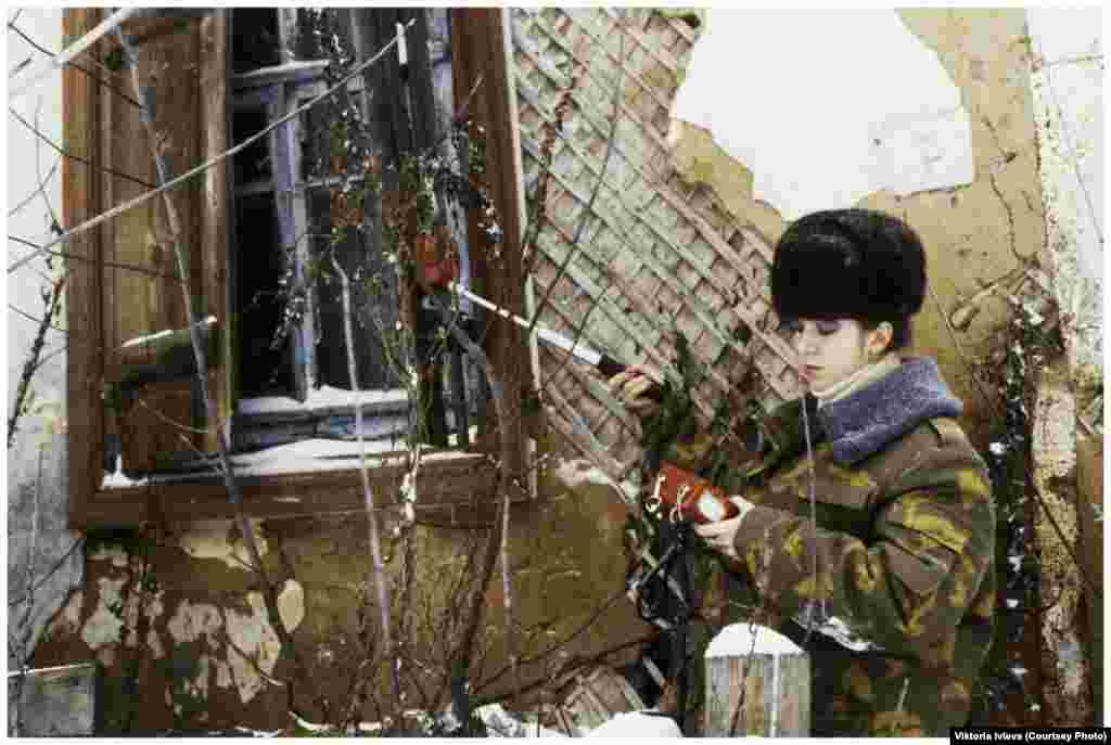 "Поскольку охрана большинство ребят знала в лицо, то и пропустила нас всех, не очень обращая внимание. В общем, как всегда и везде", – писала Виктория Ивлева о том, как ей удалось попасть внутрь 4-го энергоблока всего через 4 года после аварии.