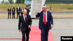 Владимир Путин и Дональд Трамп на красной дорожке на военной базе в США