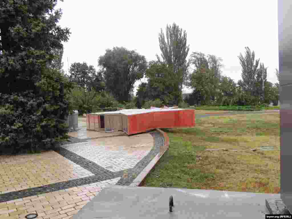 На площі Леніна пориви вітру повалили конструкцію у вигляді червоної зірки, яку встановили напередодні в рамках пам'ятної дати присвоєння Керчі звання «місто-герой»