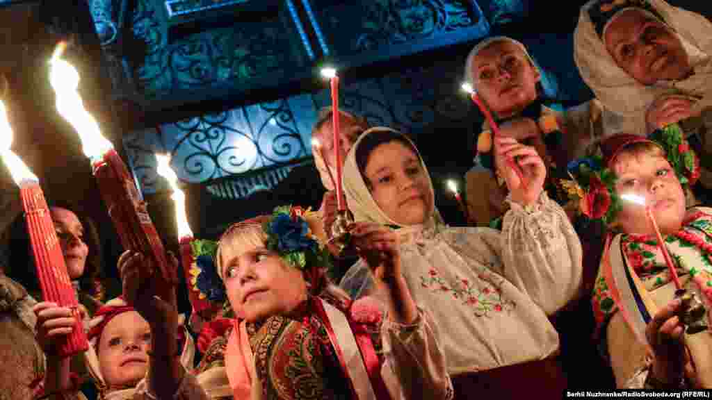 Діти тримають свічки з «благодатним вогнем»