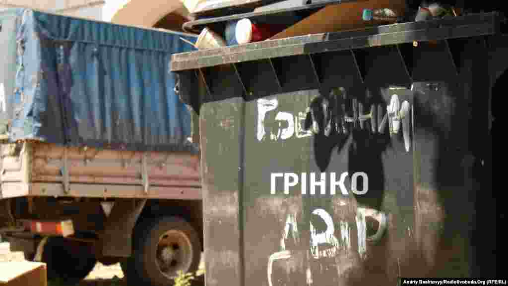 Невідомі, які представилися ремонтниками, заварили ворота Гостиного двору, що на Подолі у Києві.