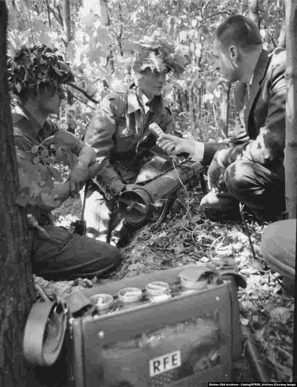 რადიო თავისუფალი ევროპის ბერლინის კორესპონდენტი ტომ ბოდინი ესაუბრება ამერიკელ ჯარისკაცს ერთობლივი ანგლო-ამერიკული სასწავლო წვრთნების დროს დასავლეთ ბერლინის გრუნევალდის ტყეში, 1964 წელი.რადიო რეპრესიული რეჟიმების ქვეშ მცხოვრები მოსახლეობისთვის ინფორმაციის მიწოდების იდეალურ საშუალებად ითვლებოდა, ნაწილობრივ იმიტომ, რომ ის არ ტოვებდა რაიმე დამადანაშაულებელ კვალს. მსმენელებს შეეძლოთ გადაცემის ჩართვა და შემდეგ მარტივად გადართვა სხვა სიხშირეზე.