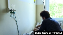 Xhylferije Shala prilagođava masku kiseonika svom suprugu