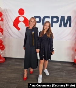 Lina Sizonenko, ukrajinska izbeglica iz Poltave, sa ćerkom Marijom u Varšavi.