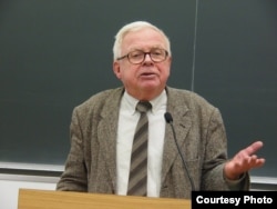 Профессор Мишель Окутюрье.