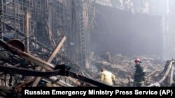 Спасатели на месте пожара в "Крокусе"