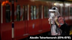 Iranka u gradskom prevozu, Teheran, juni, 2020.