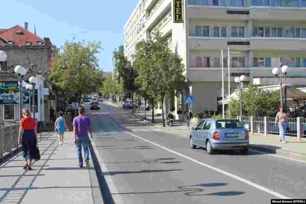 Građani Mostara u oktobru još uvijek nose ljetnu garderobu. 