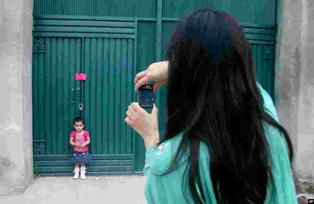 Біля інших воріт фотографувалися на згадку