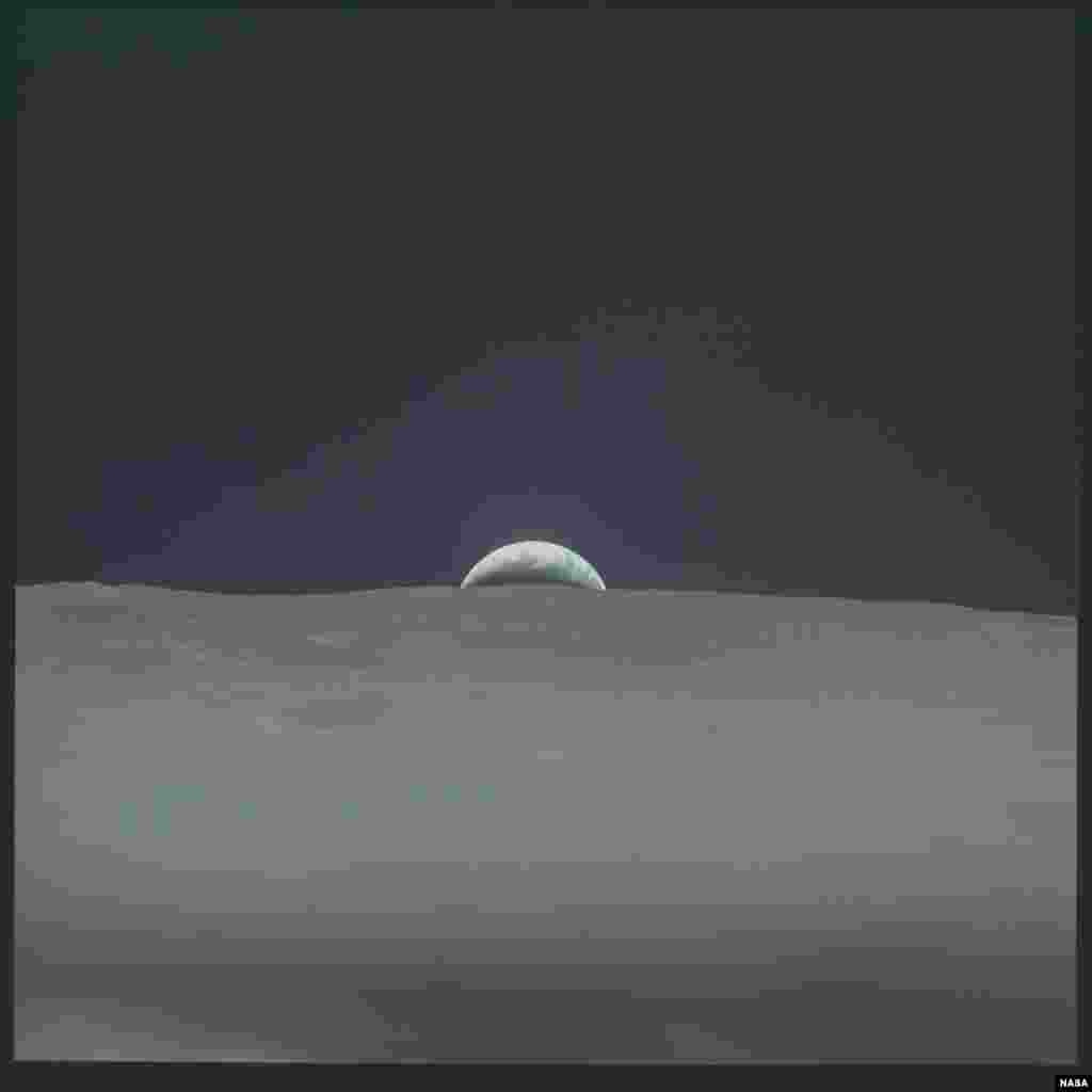 Прибувши на Землю, комонавти відправлялися на трьохтижневий карантин. Їм було заборонено лишати корабель і знімати спеціальні костюми під час прогулянок, щоб не заразити оточуючих «мікробами з Місяця»