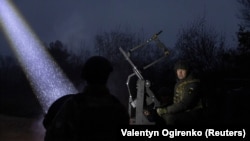 Військовослужбовці ЗСУ спостерігають за небом під час бойової зміни підрозділу протиповітряної оборони, Київська область, Україна, 30 листопада 2024 року