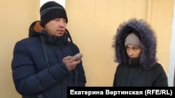 Антон Фролов и Марина Усимова у здания Кировского районного суда в Иркутске (Архивное фото)