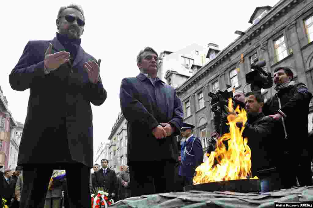 Polaganje cvijeća na spomen-obilježje "Vječna vatra"