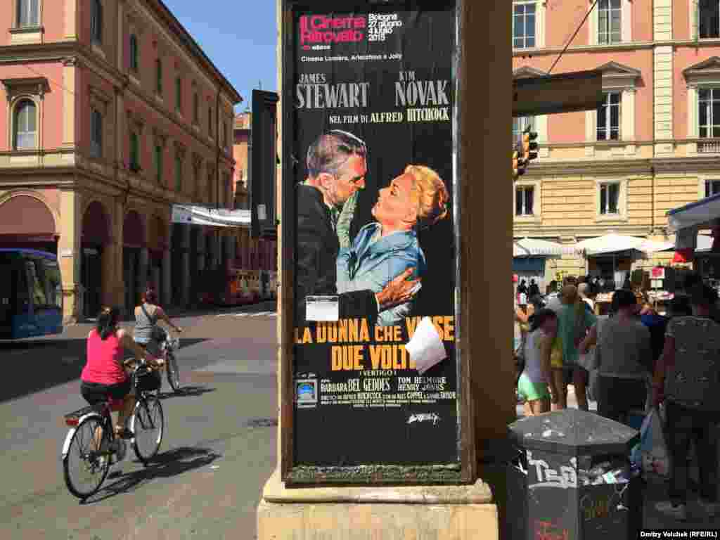 Реклама фильма Хичкока "Головокружение", кажется, висит здесь уже 50 лет. На самом деле это фестивальный плакат, рекламирующий восстановленную версию знаменитой картины