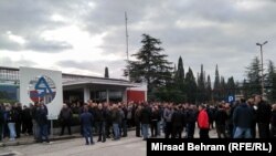 Ponuda Abraham grupe za radnike je bila vrlo prihvatljiva (fotografija: radnici ispred Aluminija 16. decembra)