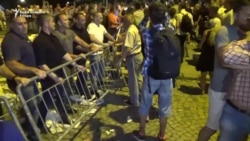 Sukob učesnika protesta i obezbeđenja Predsedništva Srbije u Beogradu Sukob učesnika protesta i obezbeđenja Predsedništva Srbije u Beogradu