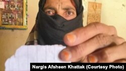 د خېسور نوراني بي بي پر کاغذ له کرښو کولو سره د سرتېرو د ورتګ حساب ساتي