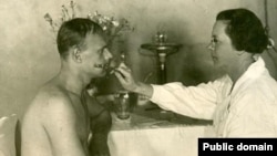 Осмотр призывника в советском военкомате, 1930-е годы