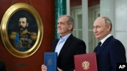 Ruski predsjednik Vladimir Putin (desno) i iranski predsjednik Masoud Pezeshkian na ceremoniji potpisivanja sporazuma o partnerstvu ranije ove godine nakon razgovora u Kremlju, Moskva.