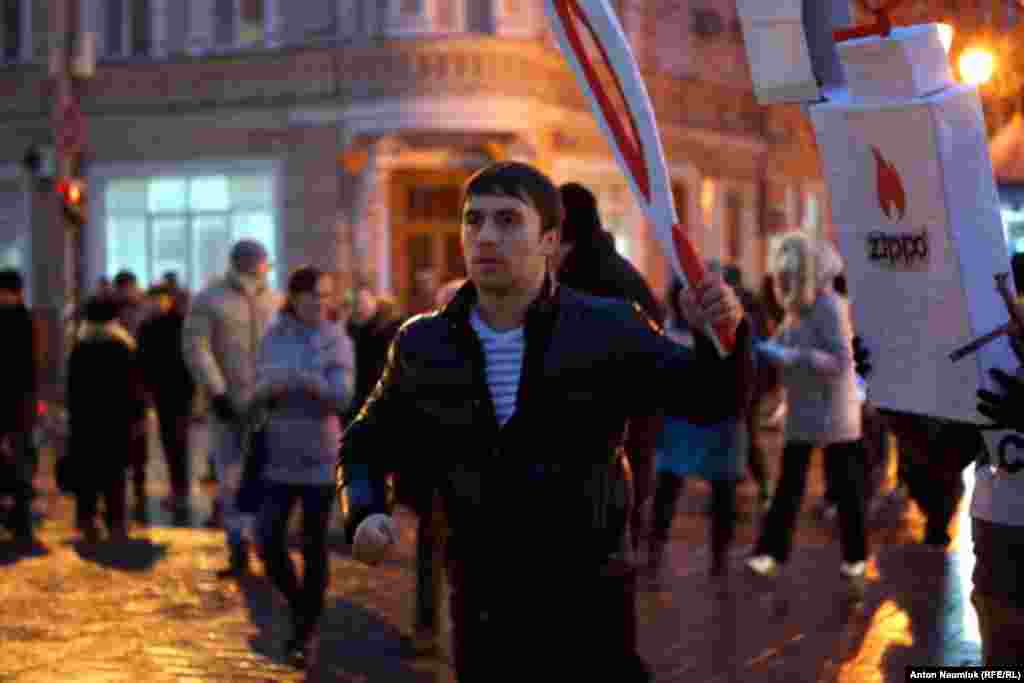 Саратов. Эстафета бумажного факела протеста и "зажигалки Zippo"