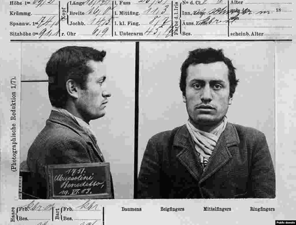 Беніто Муссоліні під вартою в 1903 році в Швейцарії. Він відправився до Швейцарії, щоб ухилитися від військової служби в Італії. У Швейцарії він не зміг знайти постійну роботу. Влада заарештувала його за підтримку насильницького страйку робітників