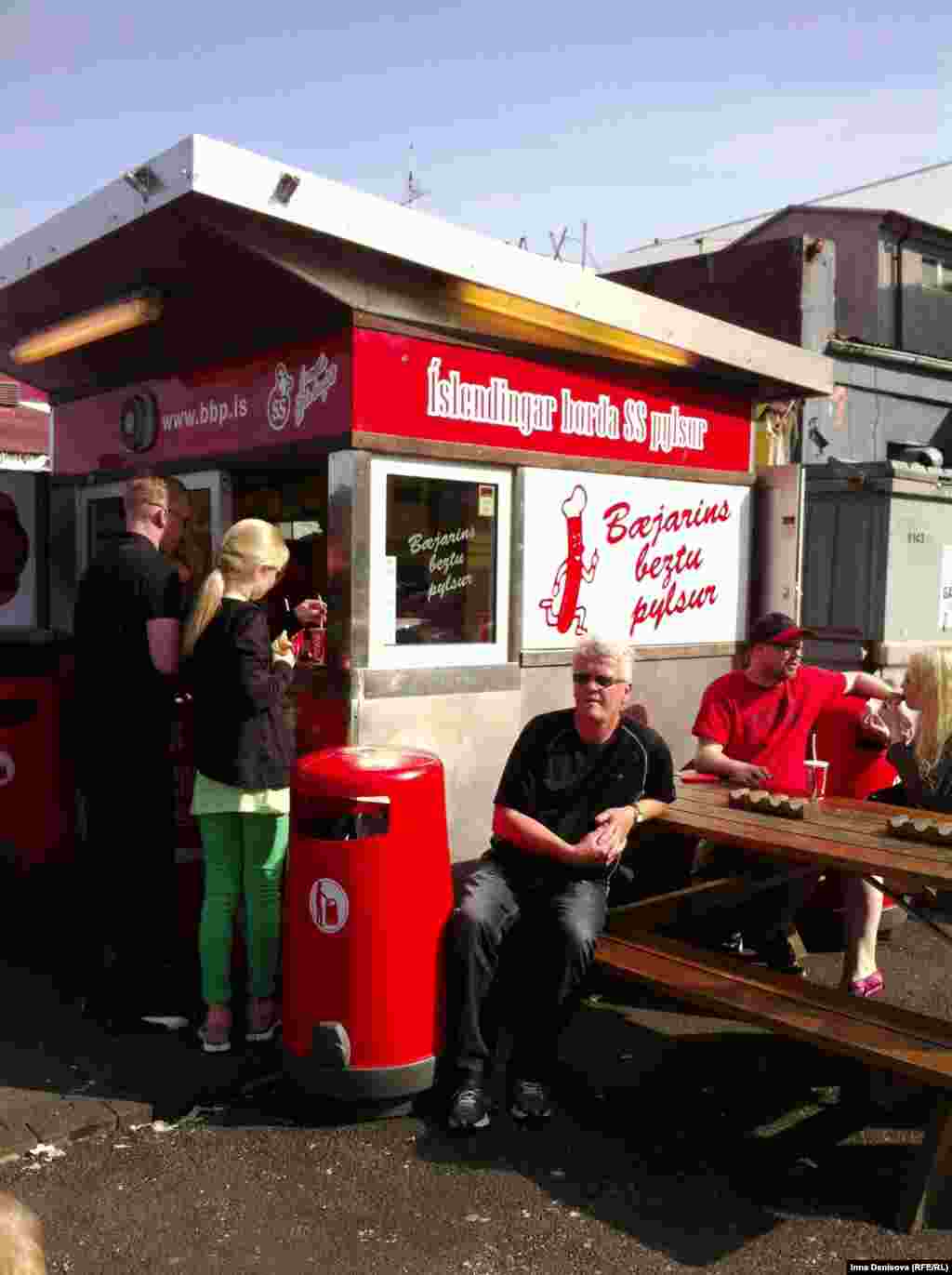 Bæjarins Beztu почему-то считается лучшей палаткой с хот-догами в Европе, поэтому тут всегда очереди. 