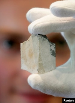 Kustos minerala Mike Romsey drži novorazvrstani mineral, nazvan Jadarit, u Prirodnjačkom muzeju u centralnom Londonu, 25. aprila 2007. Mineral koji su pronašli geolozi u Srbiji deli gotovo isti hemijski sastav kao i izmišljeni kriptonit iz svemira, koji se koristi od strane superherojskog neprijatelja Lexa Luthora u filmu "Superman se vraća".