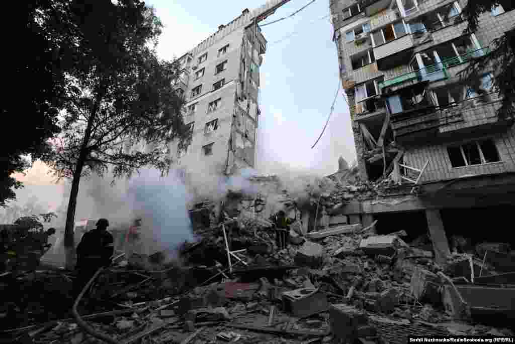 Mjesto udara u Kijevu, gdje se cijeli dio stambene zgrade srušio nakon ruskog napada.Prijavljeno je da je najmanje 14 ljudi poginulo u glavnom gradu Ukrajine kao rezultat noćnih napada.