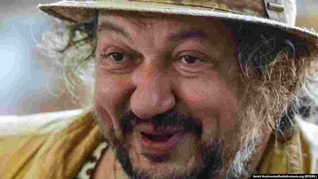 «Тема цьогорічного «ГогольFest» – міф про Вавилон. Нас цікавить не просто архаїка – покопатися в Бібілії, провести паралелі з сьогоднішнім днем і похмуро задуматися, як все навколо погано. Ні, ми робимо масштабне арт-дослідження – що значить міф про Вавилон для нас сьогоднішніх» – Влад Троїцький, засновник фестивалю «ГогольFest»